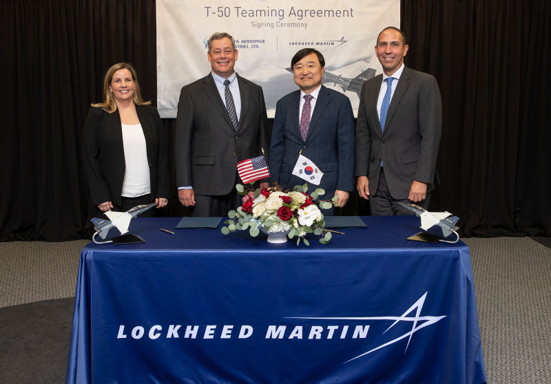 Aimee Burnett, Greg Ulmer y OJ Sánchez se unen al Sr. Ahn Hyun-ho, presidente y director general de Korea Aerospace Industries, en la ceremonia de firma del acuerdo de colaboración del T-50. ©Lockheed Martin