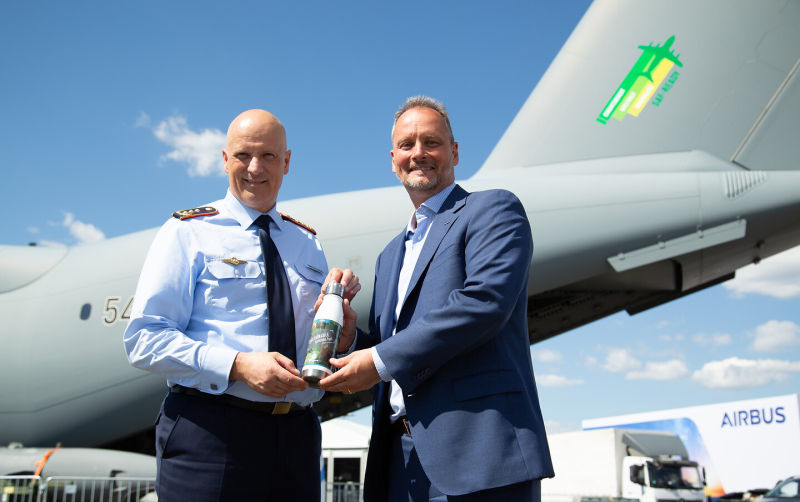 Mike Schoellhorn, Director General de Airbus Defence and Space, y el Teniente General Ingo Gerhartz, Jefe de la Fuerza Aérea Alemana, estrechando las manos delante del A400M ©Airbus