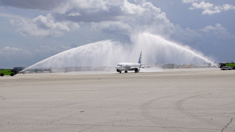 Saludo con cañón de agua al avión de Alaska Airlines. ©MIA Airport