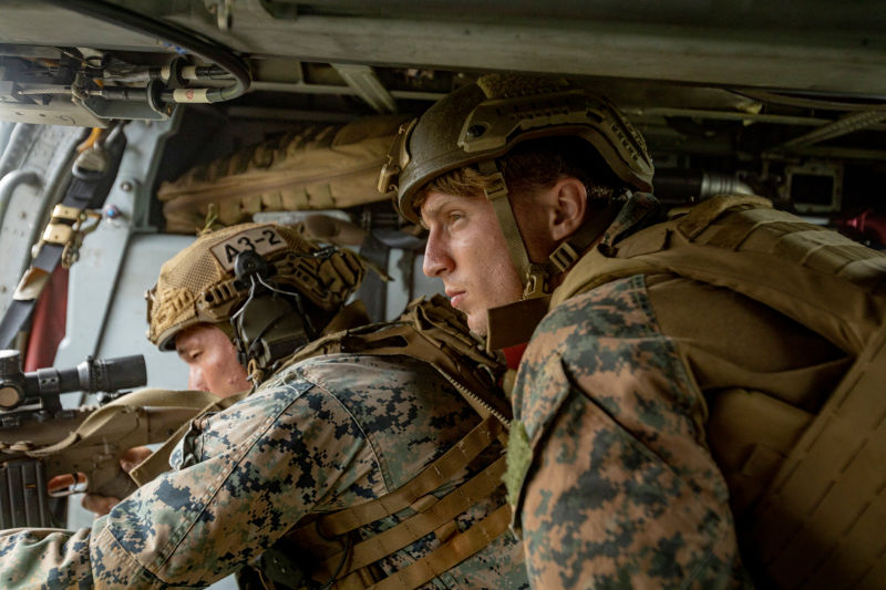 El sargento del Cuerpo de Marines de los Estados Unidos Trevor Hancock, fusilero del 3º Batallón, 2º Regimiento de Marines, 2ª División de Marines, da instrucciones a un marine para un entrenamiento de francotirador aéreo durante un curso de francotirador urbano en el Campamento Schwab, Okinawa, Japón, el 15 de junio de 2022. El entrenamiento de francotiradores aéreos fue dirigido por Marines y contratistas militares con el Grupo de Entrenamiento de Operaciones Expedicionarias para mejorar las habilidades de los Marines participantes en entornos urbanos a través del fuego de precisión y la participación de objetivos simulados desde un avión. ©Cuerpo de Marines de EE.UU.