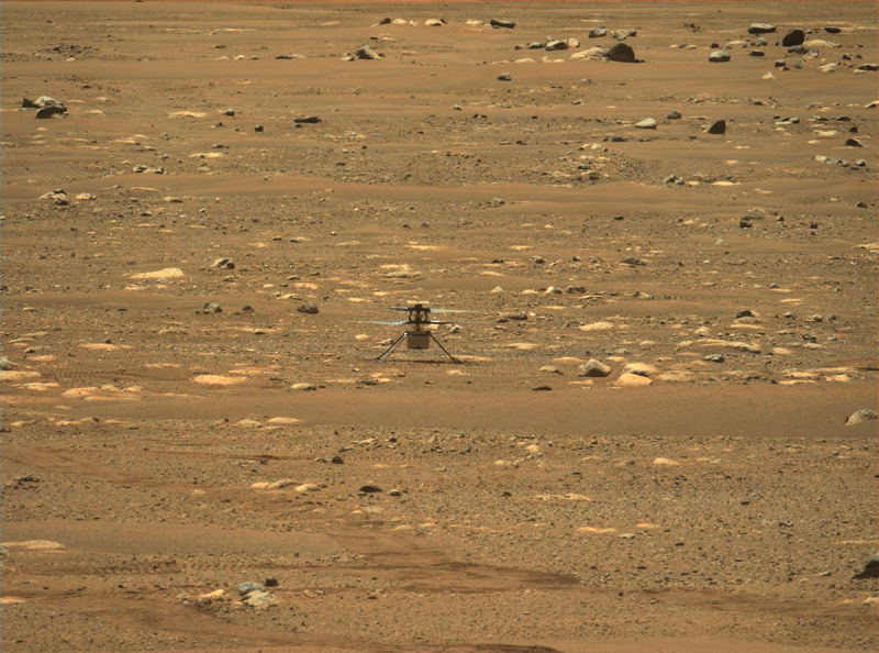 Primer vuelo del Ingenuity grabado por la Mastcam-Z: El primer vuelo del helicóptero Ingenuity de la NASA en Marte -y el primer vuelo controlado con motor en otro planeta- fue captado en esta imagen de la Mastcam-Z, un par de cámaras con zoom a bordo del rover Perseverance de la NASA en Marte, el 19 de abril de 2021. Créditos: NASA/JPL-Caltech/ASU