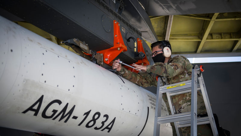 El sargento Jacob Puente, del 912º Escuadrón de Mantenimiento de Aeronaves, asegura el Vehículo de Medición Instrumental del Arma de Respuesta Rápida Lanzada desde el Aire AGM-183A mientras se carga bajo el ala de un B-52H Stratofortress en la Base Aérea Edwards, California, el 6 de agosto. El ARRW IMV-2 completó con éxito una prueba de transporte cautivo en la costa del sur de California, el 8 de agosto. (Foto de la Fuerza Aérea por Giancarlo Casem)