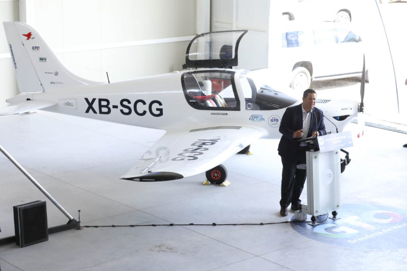 Primer vuelo oficial del avión Halcón II en el aeropuerto de Celaya. ©Gobierno de Guanajuato