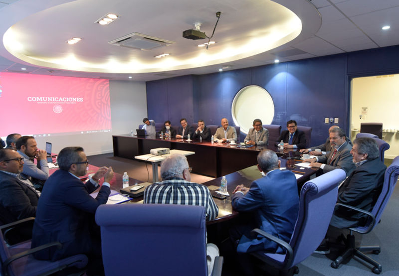 El subsecretario de Transportes, Rogelio Jiménez Pons, presentó de manera formal al nuevo director general del Aeropuerto Internacional Benito Juárez de la Ciudad de México (AICM), Piloto Aviador Carlos Velázquez Tiscareño, ante los principales representantes de la industria aeronáutica en México. ©SICT