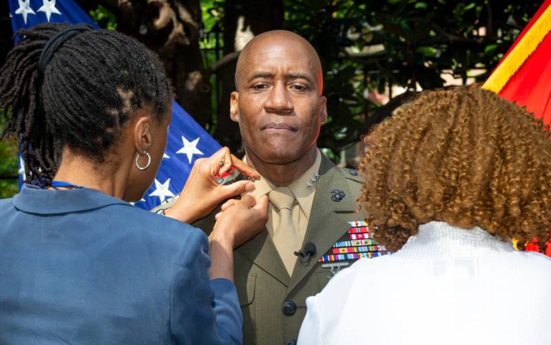 El general del Cuerpo de Marines de EE.UU. Michael E. Langley es ascendido por su familia durante una ceremonia en el Cuartel de Marines de Washington, D.C., el 6 de agosto de 2022. El general Langley, que comenzó su carrera en el Cuerpo de Marines como oficial de artillería en 1985, es el primer marine negro en ser ascendido al rango de general. ©Cuerpo de Marines de EE.UU.