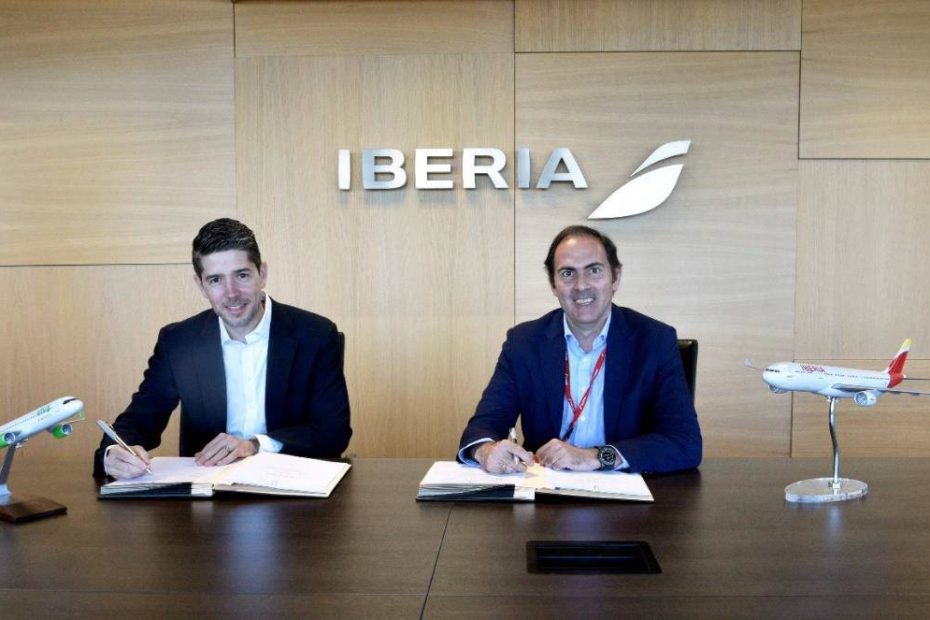 Juan Carlos Zuazua, CEO de Viva Aerobus, y Javier Sánchez-Prieto, CEO de Iberia, durante la firma del acuerdo entre ambas aerolíneas. ©Viva Aerobus-Iberia