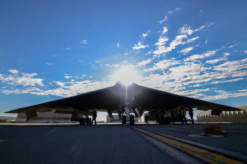 La tripulación de Northrop Grumman inspecciona el B-2 Spirit of Arizona antes del despegue en Palmdale, California. Imagen: northropgrumman.com