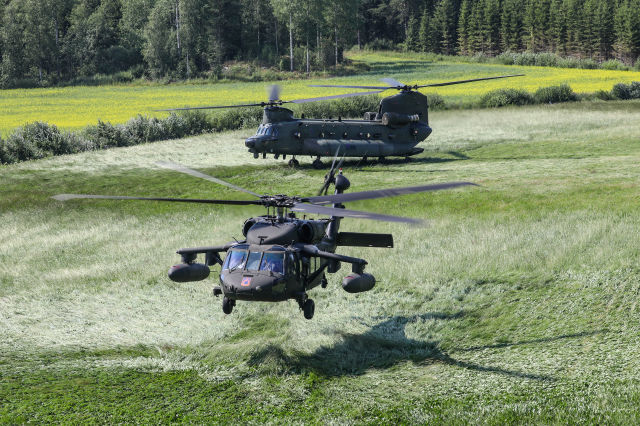 En la imagen un Chinook de la Aviation Task Force 3 de la RAF Odiham (al fondo) y un UH-60 en el ejercicio VIGILANT FOX en Finlandia. ©RAF