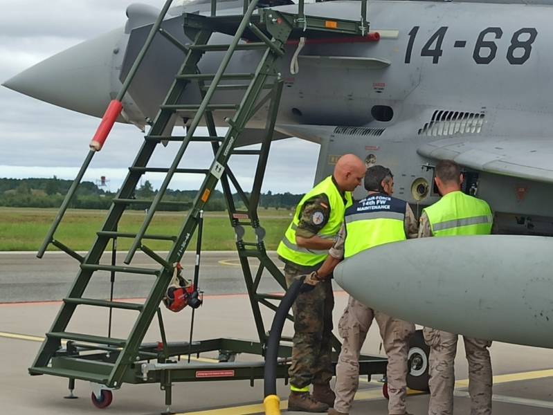 Primera actividad combinada en el ámbito de la puesta en común de los procedimientos de mantenimiento: técnicos alemanes y españoles repostando los Eurofighters españoles en la base aérea de Ämari. Foto del Ejército del Aire de España