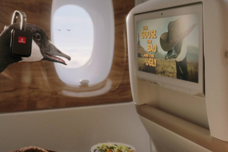 Gerry es visto disfrutando de una deliciosa comida y se reclina en su amplio asiento para disfrutar de la película "El ganso, el malo y el feo" en su pantalla de entretenimiento personal de 13,3". ©Emirates