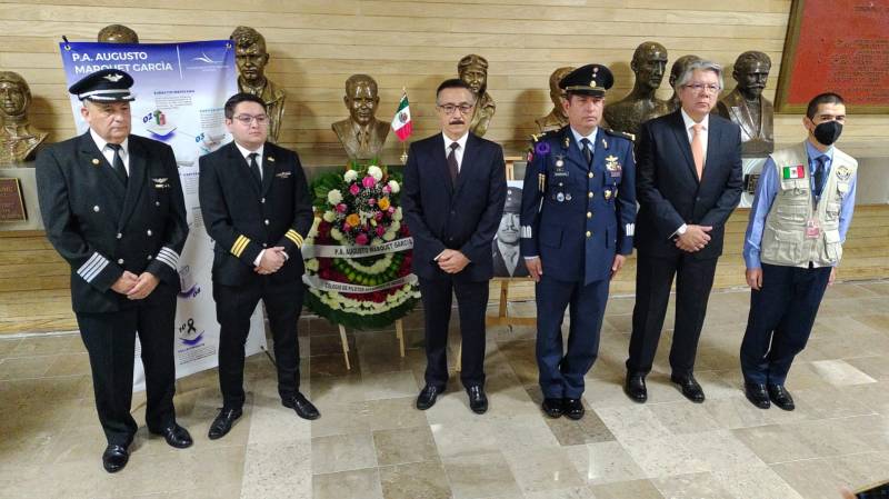 Diversas personalidades del medio aeronáutico se dieron cita en el AICM para conmemorar el aniversario luctuoso del P.A. Augusto Marquet García ©CPAM