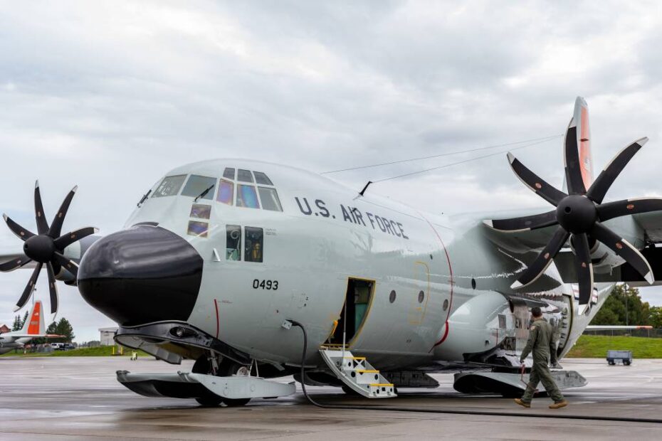 El sargento mayor Christopher Dumond, ingeniero de vuelo del 139º Escuadrón de Transporte Aéreo del 109º Ala de Transporte Aéreo, realiza comprobaciones de mantenimiento previas al vuelo en un avión LC-130H equipado con motores NP2000 T56-15A (3,5 modificados) recién revisados. El vuelo de prueba fue desde la Base de la Guardia Nacional Aérea de Stratton en Scotia, Nueva York, el 11 de octubre de 2022. Foto de la ANG por Tech. Sargento Jamie Spaulding