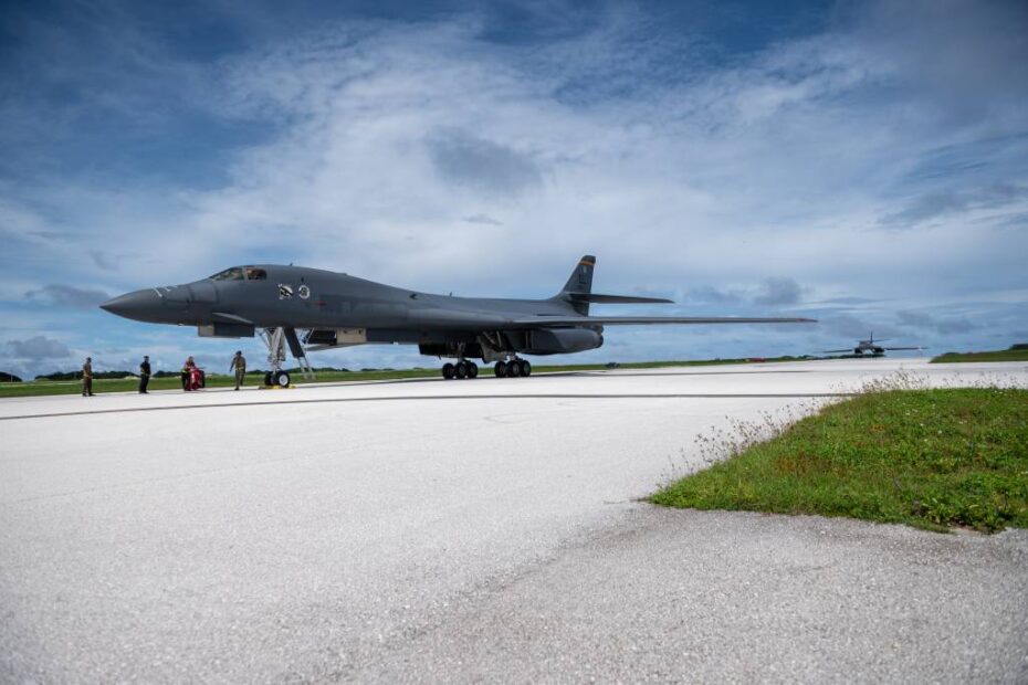 Dos B-1B Lancers de la Fuerza Aérea de EE.UU. asignados al 37º Escuadrón Expedicionario de Bombas, de la Base de la Fuerza Aérea de Ellsworth, S.D., se preparan para aparcar en la Base de Andersen, Guam, el 18 de octubre de 2022. Las misiones del Grupo de Trabajo de Bombarderos demuestran la letalidad y la interoperabilidad en apoyo de un Indo-Pacífico libre y abierto. Foto de la Fuerza Aérea de EE.UU. por el aviador senior Yosselin Campos