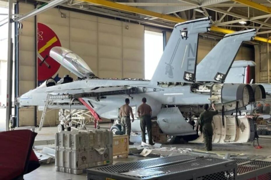 El EA-18G Growler 515, asignado al Escuadrón de Ataque Electrónico (VAQ) 129, es reacondicionado en la Estación Aérea Naval de Whidbey Island (NASWI). La aeronave realizó su vuelo de verificación funcional el 17 de octubre de 2022 en NASWI y se reincorporará al servicio con un escuadrón desplegable en un futuro próximo. Foto de la Marina de los Estados Unidos