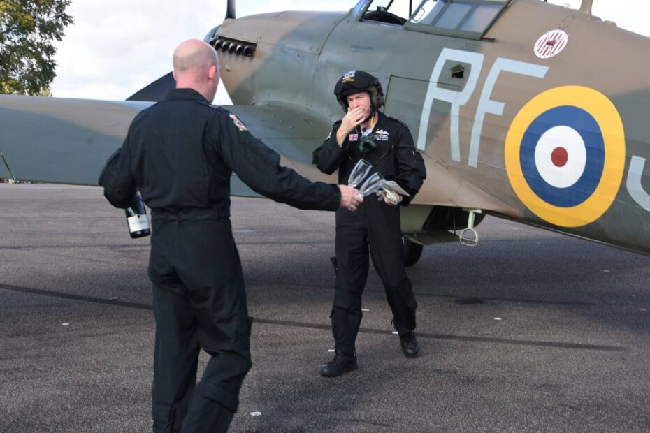 Sqn Ldr Mark Sugden felicitando al Gp Cpt Peterson tras su último vuelo en la Real Fuerza Aérea y en el vuelo conmemorativo de la Batalla de Inglaterra. ©RAF