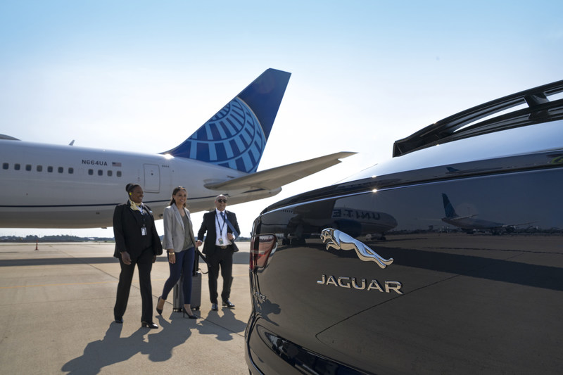 Los SUV de Jaguar realizarán hasta 60 viajes diarios en los aeropuertos centrales de United a finales de año ©PRNews/United Airlines