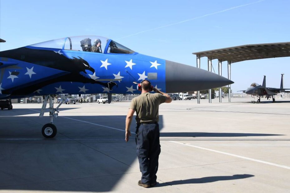 El sargento Paul Rojeski, jefe de tripulación del 144º Escuadrón de Mantenimiento de Aeronaves de la Guardia Nacional Aérea de EE.UU., inspecciona un F-15C Eagle que recientemente alcanzó las 10.000 horas de vuelo el 21 de octubre de 2022, en la Base de la Guardia Nacional Aérea de Fresno, California. Para celebrar el logro, los miembros del taller estructural del 144º Escuadrón de Mantenimiento pintaron el avión con un esquema de la bandera estadounidense. (Foto de la Guardia Nacional Aérea de EE.UU. por la sargento de personal Mercedes Taylor)