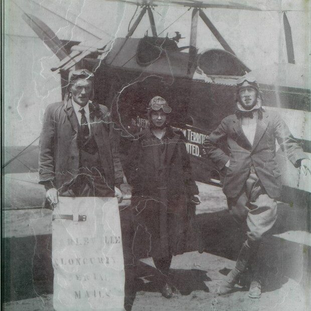 El piloto Paul McGinness (derecha) y el mecánico Jack Hazlett con la pasajera Ivy McLain, en el primer vuelo desde Cloncurry en 1922. ©Qantas