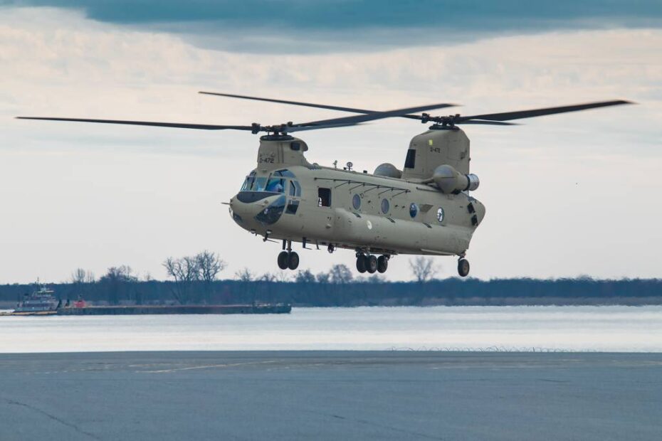 Un CH-47F Chinook de la Real Fuerza Aérea de los Países Bajos (RNLAF) emprende el vuelo. Con la vigésima entrega de CH-47F de Boeing a la RNLAF se completa la actualización de la flota del país. Foto: Fred Trolio