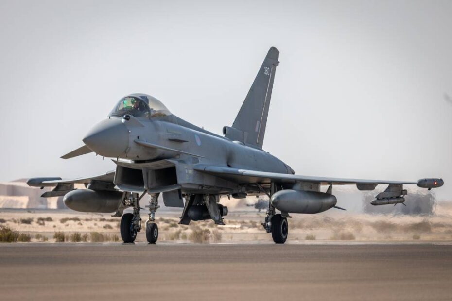 Los Typhoons de la Real Fuerza Aérea del Reino Unido y de Oriente Medio se han unido al Curso de Liderazgo Táctico Avanzado (ATLC) en la base aérea de Al Dhafra, en los Emiratos Árabes Unidos. ©RAF