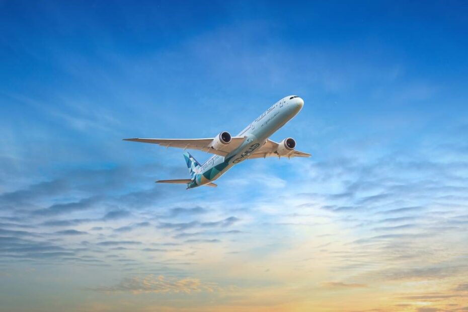 Operado dentro del programa Boeing 787 "Greenliner" de Etihad, el vuelo NetZero* incorporará la tecnología SATAVIA para evitar el calentamiento de las estelas de los aviones por primera vez en un vuelo transatlántico de Etihad ©Etihad Airways