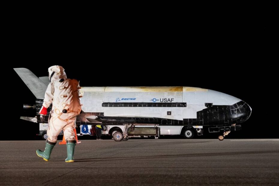 El vehículo de pruebas orbitales (OTV) X-37B, construido por Boeing, aterrizó en el Centro Espacial Kennedy de la NASA en Florida a las 5:22 a.m. ET, el 12 de noviembre de 2022. (Crédito de la foto: Boeing / U.S. Space Force)