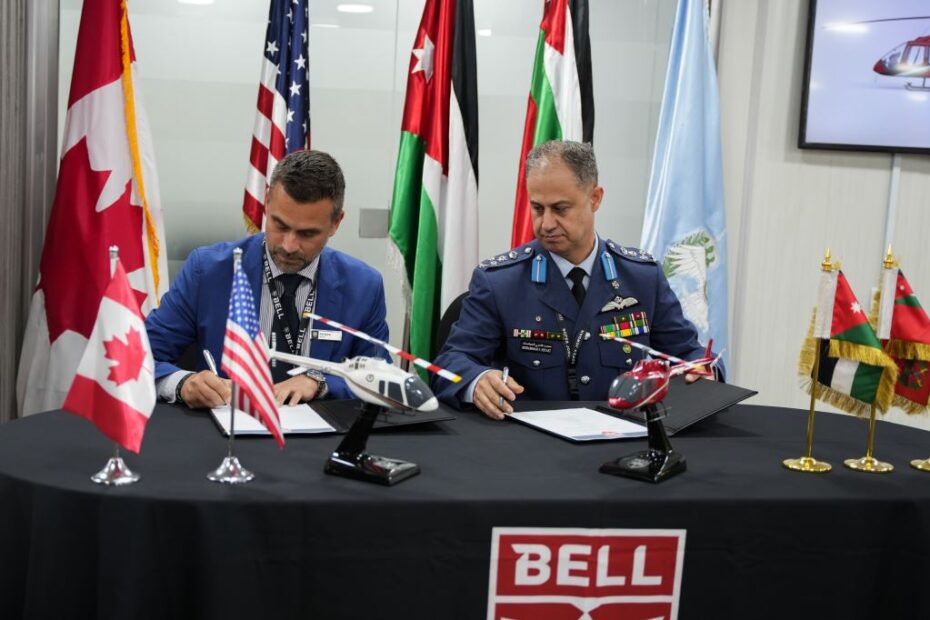 Imagen (de izquierda a derecha): Patrick Moulay, vicepresidente senior de Ventas Comerciales Internacionales de Bell y el general de brigada Mohammad Hiyasat, comandante de la Real Fuerza Aérea de Jordania. ©Textron