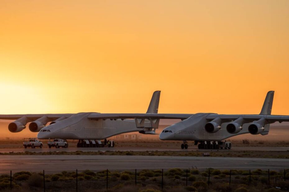 El vehículo de lanzamiento aéreo Roc de Stratolaunch se prepara para su primer vuelo de transporte cautivo con el vehículo de prueba de separación Talon-A, TA-0, el 28 de octubre de 2022 Crédito: Bryan Weathers