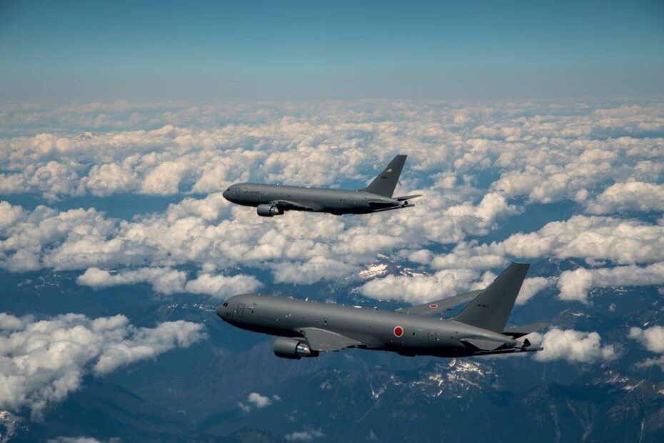 El KC-46 japonés vuela con el KC-46 estadounidense (foto de Boeing)