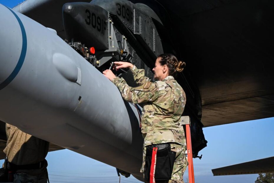 La sargento mayor de la Fuerza Aérea de EE.UU. Marcella Philips, jefa de la tripulación de normalización de carga de armas del 2º Grupo de Mantenimiento, aprieta los pernos para fijar el arma a un B-52H Stratofortress, en la base de la Fuerza Aérea de Barksdale, Luisiana, el 2 de noviembre de 2022. Philips formó parte de la tripulación que validó los procedimientos de carga de la primera arma hipersónica de la Fuerza Aérea. (Foto de la Fuerza Aérea de EE.UU. por Nicole Ledbetter)