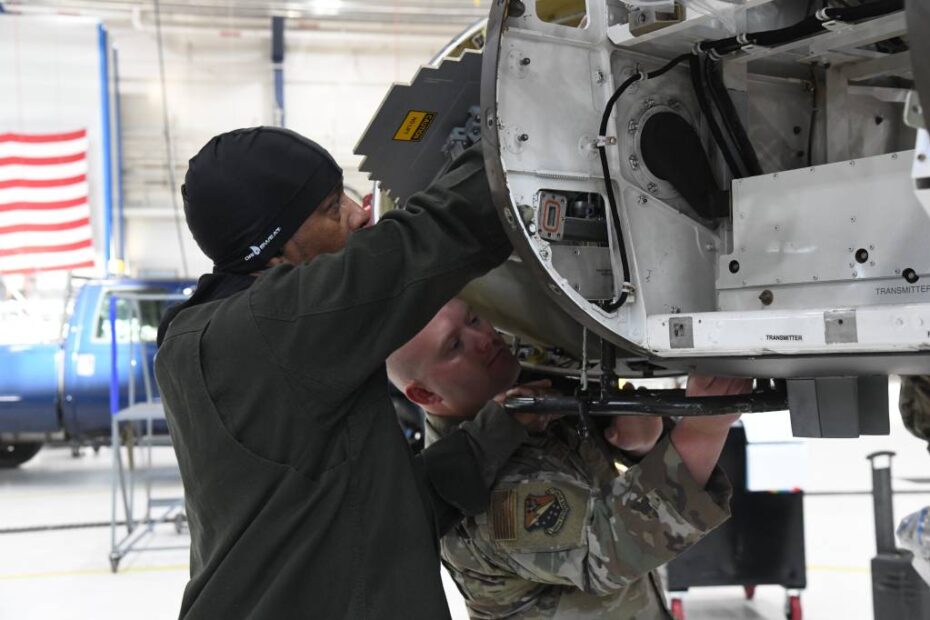 Un técnico de Aviónica Integrada de Aeronaves asignado a la 148ª Ala de Caza de la Guardia Nacional Aérea de Minnesota y un contratista de Lockheed Martin instalan el radar de barrido electrónico activo (AESA) en los F-16 Fighting Falcon de la Ala el 8 de noviembre de 2022 en la Base de la Guardia Nacional Aérea de Duluth, Minnesota. Además de la actualización del radar AESA, la 148ª flota está siendo sometida a una docena de modificaciones estructurales y de refuerzo a través del programa de extensión de la vida útil de los F-16 (SLEP). (Foto de la Guardia Nacional Aérea de EE.UU. por Audra Flanagan)