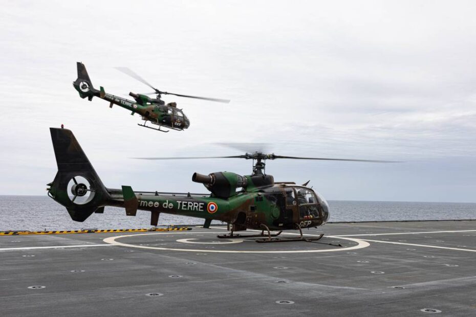 Los pilotos y las tripulaciones aéreas del ejército francés realizan las calificaciones de la cubierta de vuelo durante el ejercicio NARVAL 2022 frente a la costa de Toulon, Francia, el 21 de noviembre de 2022. El ejercicio NARVAL está diseñado para evaluar el potencial de futuros ejercicios anfibios a nivel de batallón o brigada con las fuerzas anfibias francesas . ©Foro del U.S. Marine Corps por el Sgt. Alexa Hernandez