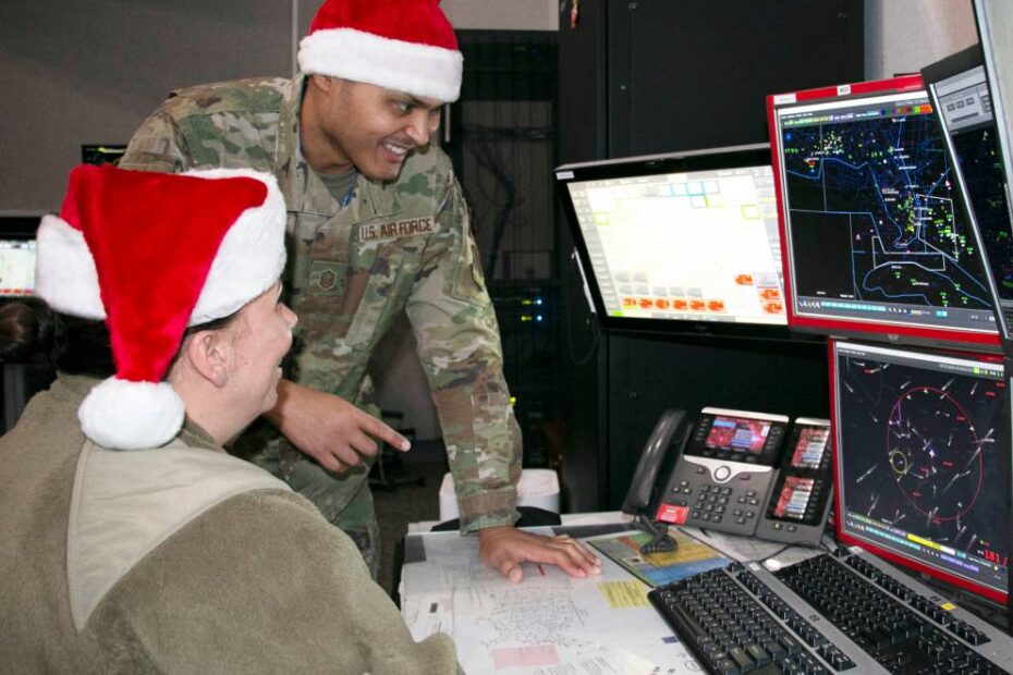 El sargento mayor de la Fuerza Aérea Brian Burgess, de pie, y la mayor Bonnie Bosworth, del 224º Escuadrón de Defensa Aérea de la Guardia Nacional Aérea de Nueva York, se entrenan para las operaciones de seguimiento de Papá Noel el 16 de diciembre de 2022, en el cuartel general del Sector Este de Defensa Aérea en Rome, N.Y. Foto de la ANG por el sargento mayor Kim Dagata.