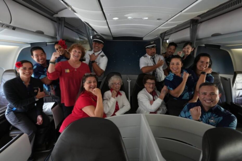 "Rosie the Riveters" Marian Wynn y Marian Sousa con los miembros de la tripulación del vuelo 47 de Oakland a Honolulu ©Hawaiian Airlines