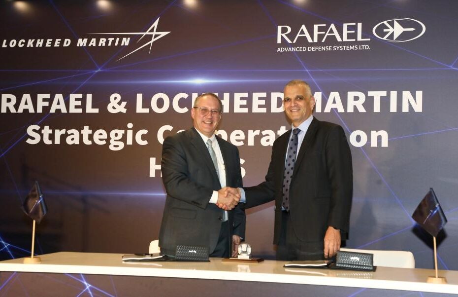 Frank St. John, Director de Operaciones de Lockheed Martin, con el General de División (retirado) Yoav Har-Even, Consejero Delegado y Presidente de Rafael Crédito de la foto: Lockheed Martin