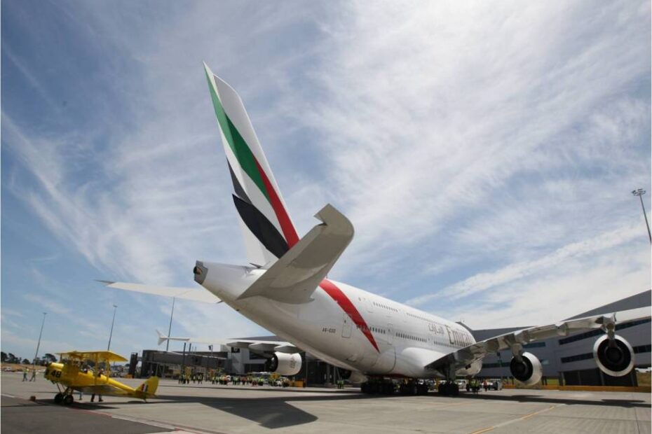 El primer A380 de Emirates en Auckland y el Tiger Moth en febrero de 2009 ©Emirates