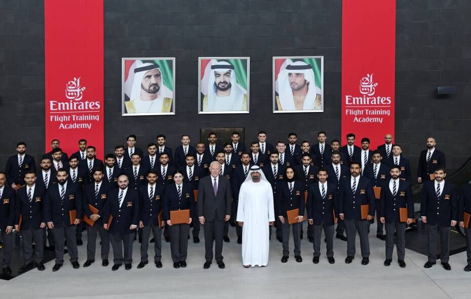 Los graduados de la Emirates Flight Training Academy con Su Alteza el Jeque Ahmed bin Saeed Al Maktoum, Presidente y Consejero Delegado de Emirates Airline and Group, y Sir Tim Clark, Presidente de Emirates Airline. ©Emirates