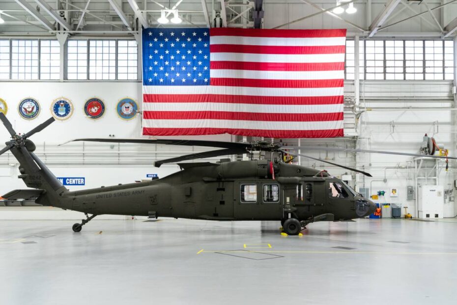 Sikorsky celebra la entrega del helicóptero "Hawk" número 5.000, un UH-60M (en la imagen), en su sede de Stratford, Connecticut, el 20 de enero de 2023. Foto cortesía de Sikorsky, una empresa de Lockheed Martin.
