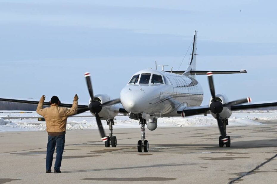 Un especialista en mantenimiento del avión de reconocimiento RC-26B de la Guardia Nacional Aérea de Wisconsin lo lleva a la rampa del Aeropuerto Regional del Condado de Dane tras su último vuelo el 28 de diciembre de 2022. El RC-26 ha estado estacionado en Truax Field desde enero de 1992, y fue asignado al Programa de Lucha contra las Drogas de la ANG en 1996, apoyando misiones estatales y federales de lucha contra las drogas, la insurgencia y la seguridad nacional. (Foto de la Guardia Nacional Aérea de EE.UU. por el sargento mayor Paul Gorman)