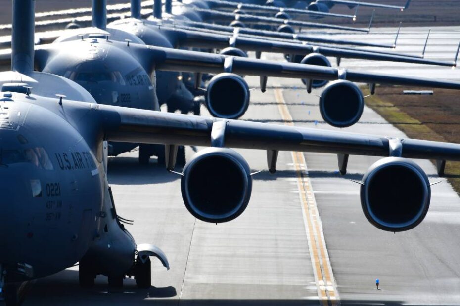 Los C-17 Globemaster III se alinean en la pista de rodaje antes del despegue durante un ejercicio de generación de misiones en la Base Conjunta Charleston, Carolina del Sur, el 5 de enero de 2023. El ejercicio se centró en el empleo ágil del combate y en la capacidad de proyectar un poder y una superioridad aéreos abrumadores en un corto espacio de tiempo. (Foto de la Fuerza Aérea de EE.UU. por el sargento técnico Alex Fox Echols III)