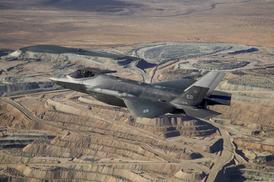 Un F-35A Lightning II sobrevuela el desierto de Mojave en California durante un vuelo de prueba, 6 de enero de 2023. Un equipo de pruebas de desarrollo del 461º Escuadrón de Pruebas de Vuelo realizó el primer vuelo de un F-35 en la configuración Technology Refresh 3 (TR-3) en la Base Edwards de la Fuerza Aérea, California (Fotografía de cortesía de la Fuerza Aérea de EE.UU.).