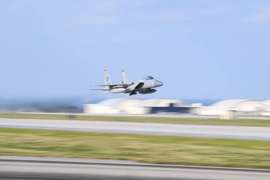 Un F-15C Eagle asignado al 67º Escuadrón de Cazas despega para el Ejercicio Southern Beach en la Base Aérea de Kadena, Japón, el 19 de enero de 2023. Los ejercicios de entrenamiento bilaterales como Southern Beach ayudan a construir relaciones de confianza entre las naciones, asegurando que los aliados puedan unirse para responder eficazmente a escenarios exigentes y ejecutar misiones de alto nivel en defensa de una región Indo-Pacífica libre y abierta. (Foto de la Fuerza Aérea de EE.UU. por el piloto de primera clase Luis E. Ríos Calderón)