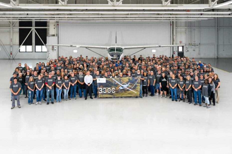 Empleados de Textron Aviation en las instalaciones de Independence, Kansas, celebran el Cessna Caravan número 3.000. ©Textron