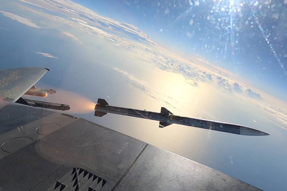 Volando localmente sobre el Golfo de México, dos aviones F-15EX Eagle II lanzaron misiles desde sus nuevas estaciones de armas, conocidas como Estaciones 1 y 9, aquí el 29 de noviembre. (Foto de cortesía)