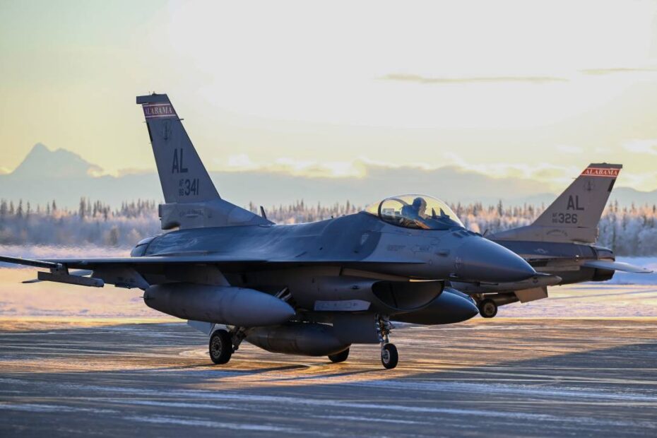 Un F-16 Fighting Falcon de la Fuerza Aérea de EE.UU. procedente de Dannelly Field, Base de la Guardia Nacional Aérea, entra en un hangar de la Base de la Fuerza Aérea de Eielson, Alaska, el 12 de enero de 2023. El avión F-16 de reemplazo ofrece capacidades mejoradas para reproducir amenazas más avanzadas y proporcionar un entrenamiento más realista a los pilotos. (Foto de la Fuerza Aérea de EE.UU. por el aviador de primera clase Ricardo Sandoval)