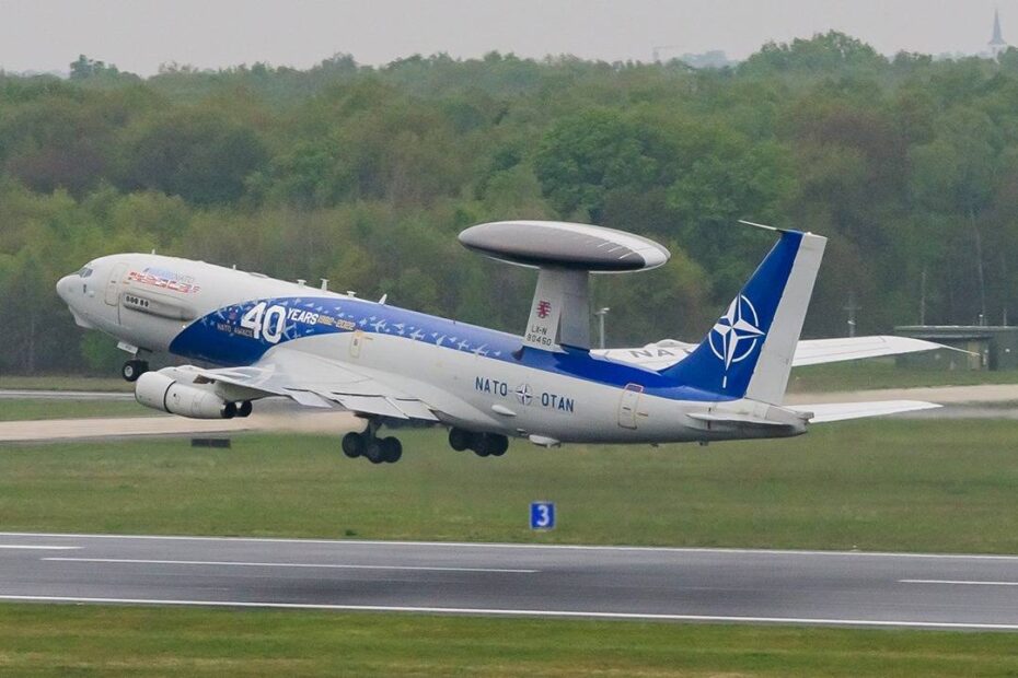 Los aviones AWACS de la OTAN se desplegarán en Otopeni (Rumanía) para llevar a cabo misiones de vigilancia aérea hasta finales de mes. El despliegue programado pone de manifiesto la capacidad de la OTAN para desplegar fuerzas aéreas que refuercen nuestra posición en el flanco oriental. Foto de archivo por cortesía de la Fuerza Aerotransportada de Control y Alerta Temprana de la OTAN.