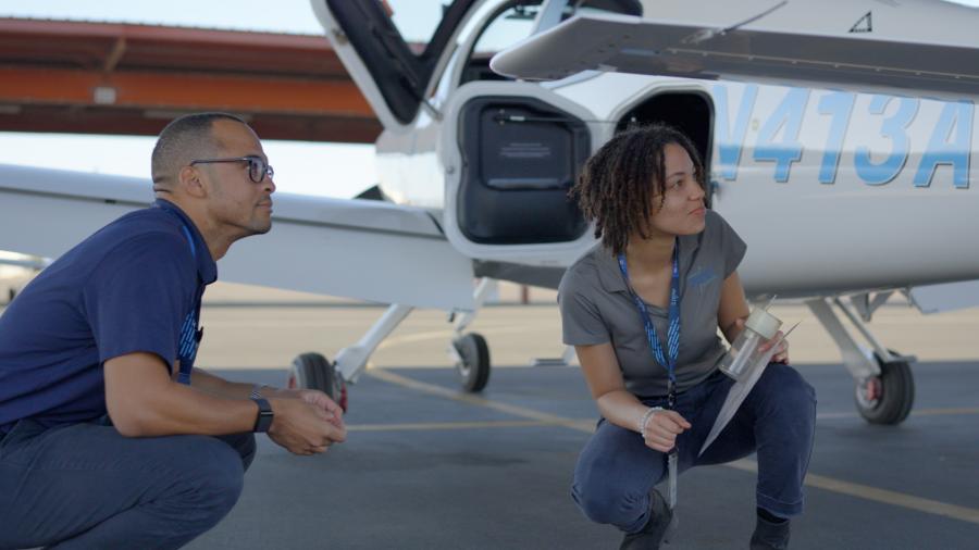 La clase inaugural pone a la aerolínea en el camino hacia la formación de unos 5.000 nuevos pilotos en la escuela de vuelo para 2030, con el objetivo de que al menos la mitad sean mujeres o personas de color ©United