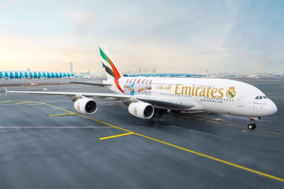 El emblemático avión de dos pisos lució una nueva decoración con algunos de los principales jugadores del club. ©Emirates