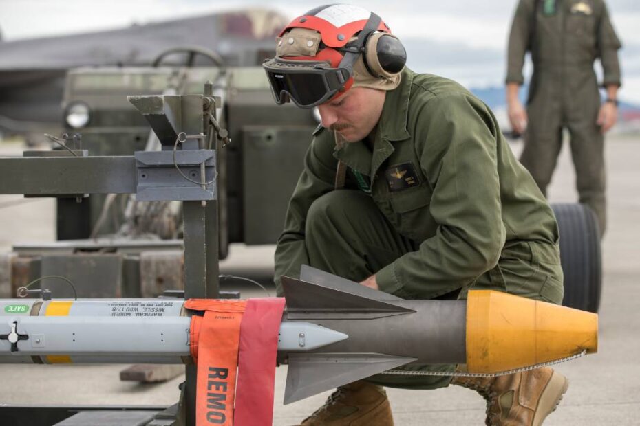 Imagen de archivo de la preparación de un misil AIM-9X Sidewinder, similar con el que fue derribado el globo en pasados días. © Marina de los EE.UU. Foto del Soldado de primera Chloe Johnson del Cuerpo de Marines