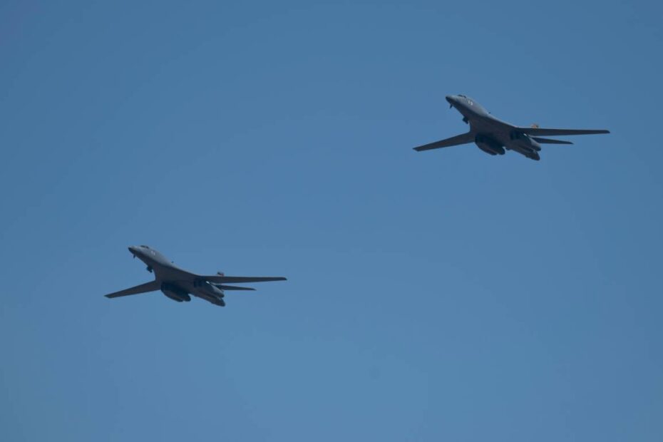 Dos aviones B-1B Lancers de la Fuerza Aérea de EE.UU., asignados al 34º Escuadrón Expedicionario de Bombarderos, sobrevuelan Aero India 23 en la Estación de la Fuerza Aérea de Yelahanka, Bengaluru, India, el 14 de febrero de 2023. Aero India sirve como un lugar para mostrar la tecnología aeroespacial estadounidense, la innovación y la capacidad de defensa. (Foto de la Fuerza Aérea de EE.UU. por la aviador de primera clase Emily Saxton)